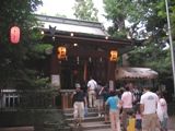 急な石段を登った小高い岡上の熊野神社社殿。07.09.02.