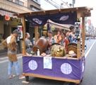 山王囃子を奏でて神輿先導する山車。07.09.02.