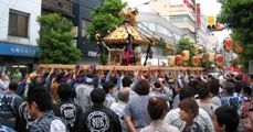 先導の高張り提灯も差し上げを観ている。07.09.02.
