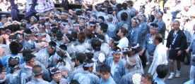 巡行発進時の担ぎ棒取りは激しいのです。07.05.20.