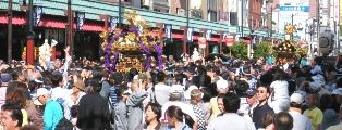 お祭広場の雷門通りは神輿で埋め尽くされる。07.05.20.