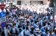 氏子町内の路地中へ渡御体勢の三之宮。07.05.20.