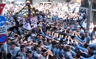 路地中へ入り込んできた三之宮。07.05.20.