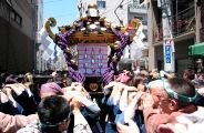 路地中は担ぎ手達であふれんばかり。07.05.20.