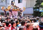 初夏の陽射しのなか渡御の三之宮。07.05.20.