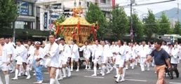 悠然とそして満足げに神輿を巡行路に交差点内から戻す。07.05.18.