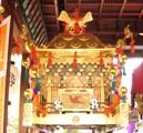 舞殿に鎮座の今出川口神輿。07.05.18.