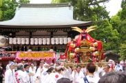 殿で舞殿前から出立つの末広神輿。07.05.18.