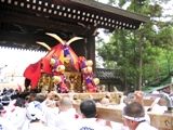 南門から氏子町会に渡御です。07.05.18.