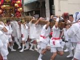 末広神輿の飛び跳ねる鳴閂担ぎ手。07.05.18.