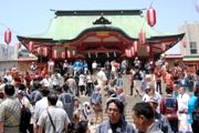 見物客で埋められた花園神社拝殿。07.05.27.