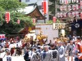 宝物殿。本社神輿と雷電神輿がガラス越しに観れる。07.05.27.