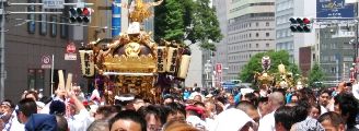 明治通りを連合渡御する神輿たち。07.05.27.