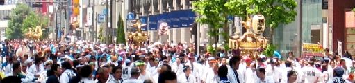 新宿通りは神輿で埋め尽くされる。残念ピンボケです。07.05.27.