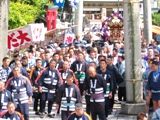 宮出しで木遣の先導で神輿がでる。07.05.27.