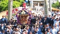 第二第一鳥居を本社神輿が潜り抜ける。07.05.27.