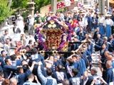 魂振り続ける担ぎ手にやっと木が入る。07.05.27.