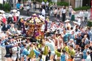 長閑な宮神輿の渡御。宮司が人力車で後に付いてます。07.05.27.