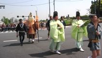 揺ったりと流れる隅田川の土手から神輿を観る見物客。07.05.27.
