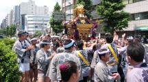蔵前中央神輿が蔵前一丁目交差点を巡行です。07.06.03.