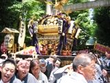 氏子町会に威勢よく巡行です。07.06.03.