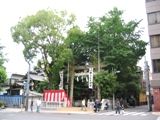 早朝で参拝者はちらほらだが宮入の準備はできている。07.06.10.