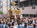 傾きやブレも無く千貫神輿が渡御。毎年担ぐからできることです。07.06.10.
