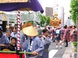 江戸囃子が先導して春日通りに出る三筋南神輿。07.06.10.