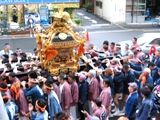 小雨を魂振りで撥ね退けるように巡行です。07.06.10.