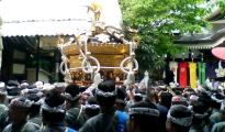 千貫神輿を睦が担ぎだす。07.06.10.