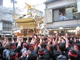 土砂降りのなか三桂町会お神酒所での差し上げ。07.06.10.