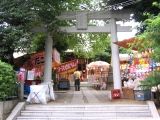 本郷氷川神社境内は屋台で一杯。07.09.02.