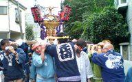 路地裏まで入り込み巡行。07.09.02.