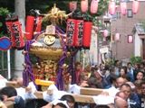 氷川神社前のお神酒所で神輿が上がる。07.09.02.