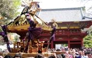 国宝の楼門を通り過ぎて社殿に神輿が巡行。07.04.08.