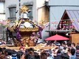 表参道鳥居前の甘茶屋を神輿が行く。07.04.08.