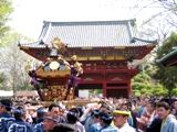 楼門を背に社殿へと神輿は進む。07.04.08.