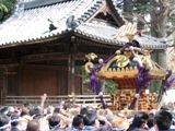 無人の神楽殿も神輿を送る。07.04.08.