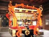 根津神社拝殿向かって右手の権殿内に飾られた宮神輿。07.04.08.
