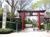 小春日和の中の表参道の朱塗り鳥居。07.04.08.