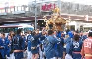 JR目黒駅前で路線バスも神輿を見送る。07.09.09.