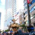 高層ビルに囲まれ神輿も小さく見える。07.09.09.