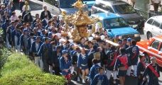 西日を背に受けてあえぎながらも権之助坂を登ってくる。07.09.09.