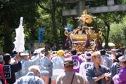 境内に入り込んだ駒札十番「緑四丁目」神輿。07.09.16.