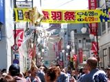馬簾を高々と投げ飛ばす纏い連。07.04.29.