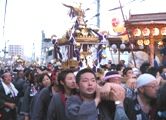 山車の祭り囃子に送られる。07.07.29.