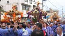 さあ祭典本部前へと巡行開始。07.07.29.
