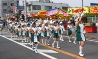夏祭りがパレードで始まる。07.07.29.