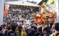 本殿前で激しく神輿揉み。07.09.16.