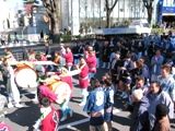 大太鼓を向かい合わせに担ぎ撥で夫々が叩く。07.02.11.